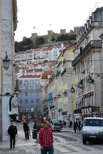 Castelo de São Jorge visto de uma das transversais à Rua Augusta, Lisboa