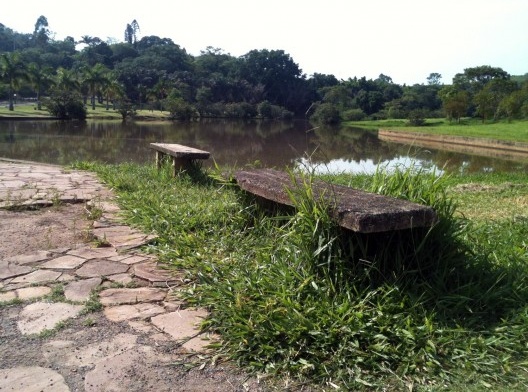 Mobiliário urbano no Parque Ecológico encontra-se abandonado e sem utilização