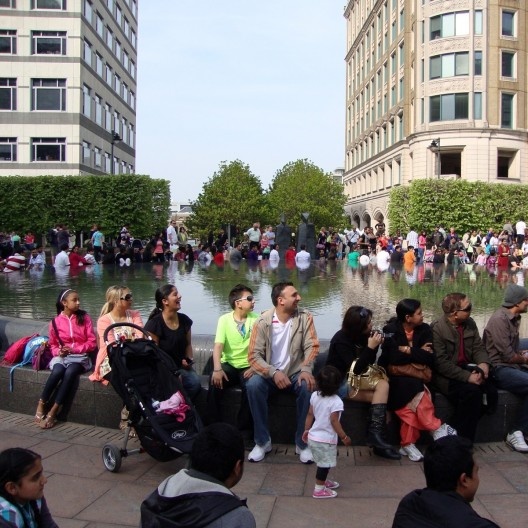 Sem se dar conta da descoberta infantil, turistas e moradores locais se divertem na Cabot Square.