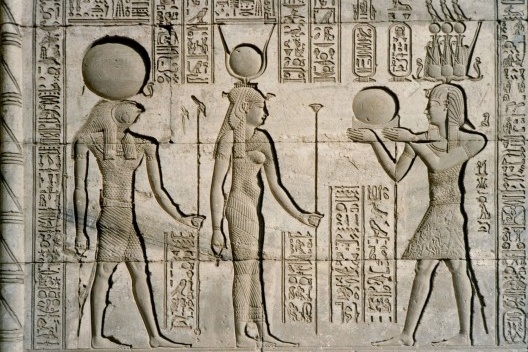 Relevo de Rito de Fundação, Dendera, parede externa leste. Na base do relevo, aos pés de Ísis e Osíris, a forma esquemática da fachada ou elevação de um templo, Seh