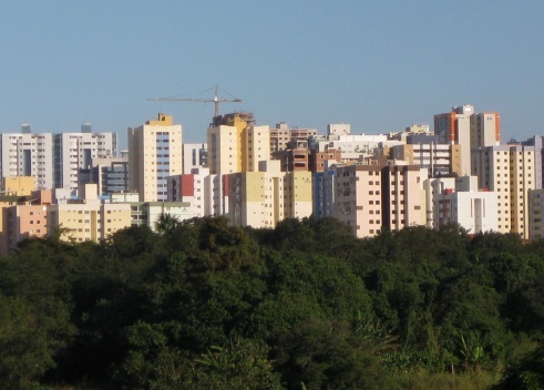 Bairro de Águas Claras: barreira de edifícios e o bosque de contenção