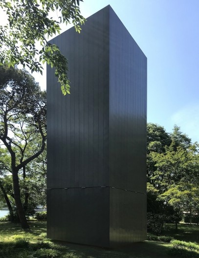 Sean Godsell, módulo aberto; no fundo, à direita, capela de Smiljan Radic