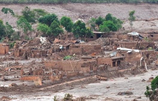 Bento Rodrigues devastada pelos rejeitos