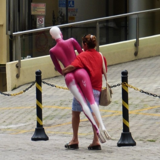 “Maria, a costureira” – todos a chamam assim, nome e profissão associados – a comprou já usada, para auxiliá-la nos ajustes dos vestidos das clientes. Ao longo dos anos, a manequim foi sendo remendada de mil formas e pintada de mil cores.