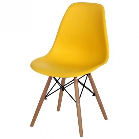 Cadeiras Eames vendidas regularmente pelo mesmo estabelecimento