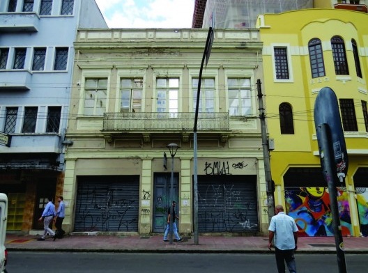 Antiga casa com porão alto, localizada na rua Riachuelo, sem uso e com as características formais comprometidas