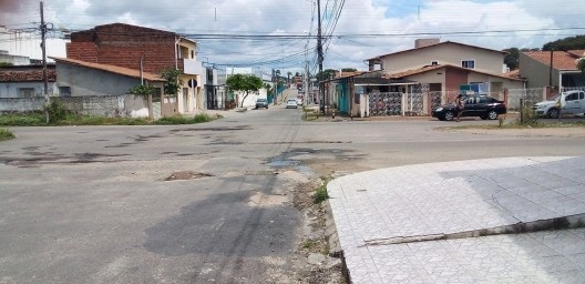 Despejo de água servida na rua lateral do Partage Norte Shopping, bairro Potengi, Natal RN