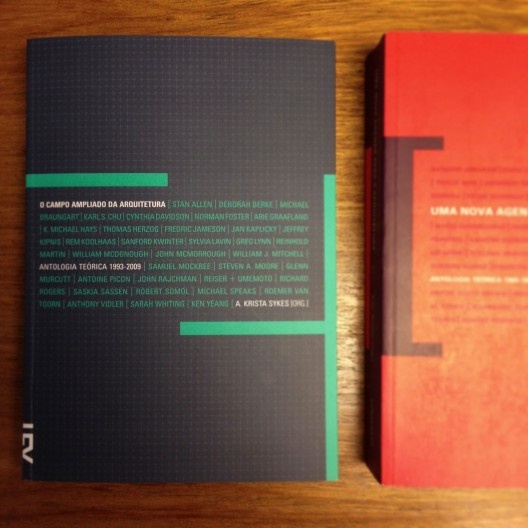 \"O campo ampliado da arquitetura: Antologia teórica 1993-2009\" e seu predecessor \"Uma nova agenda\"