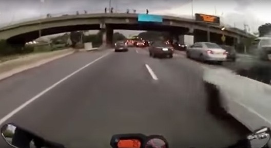 Frame do vídeo Mike Terrorista – voando baixo na marginal Pinheiros