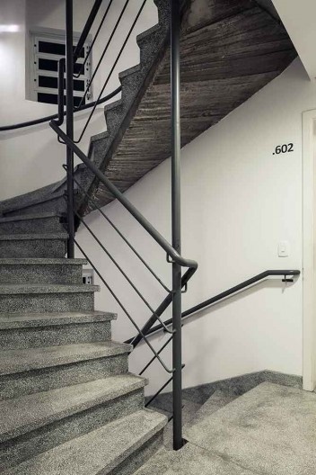 Edifício Península, escada de circulação do edifício, Porto Alegre, Brasil, 2013. Arquitetos Cristiano Kunze e Nathalia Cantergiani