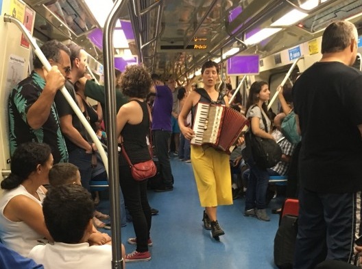 Artista argentina se exiba dentro de vagão do metrô, linha azul norte-sul, São Paulo