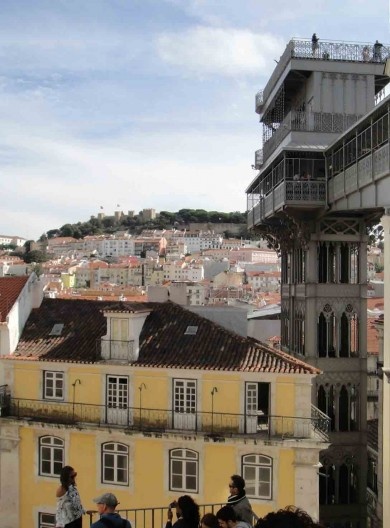 Santa Justa e, ao fundo, Castelo de São Jorge, Lisboa