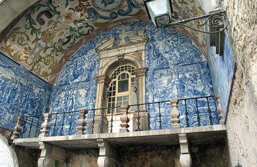 Porta da Vila, com suas pinturas e azulejos do século XVIII