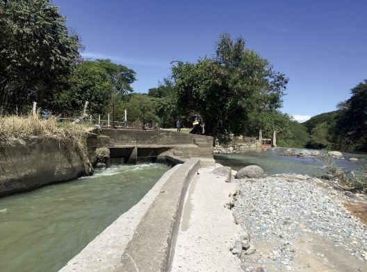 Rio Lagunilla e sistema de irrigação da Fazenda El Puente, Armero