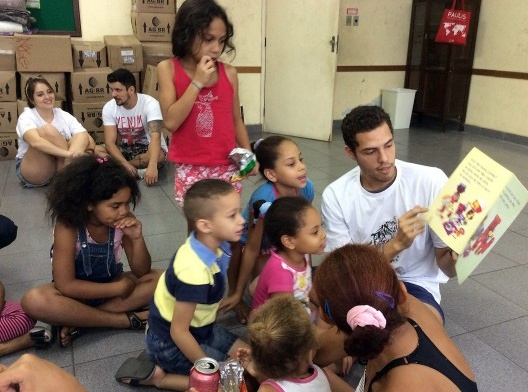 Oficina de maquete, leitura de livro