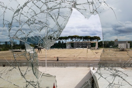 Vidro estilhaçado no Palácio do Planalto, com o Palácio da Justiça ao fundo
