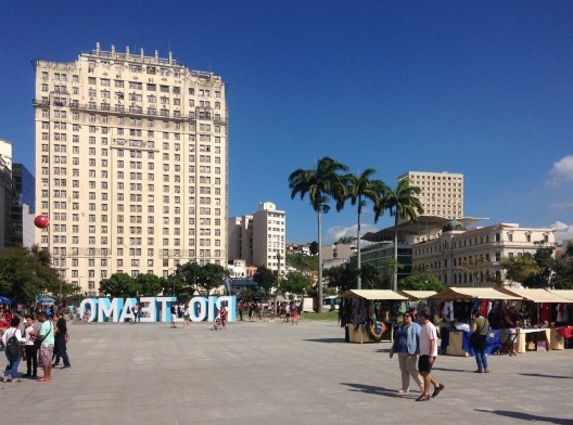 Praça Mauá tomada próxima a entrada do Museu do Amanhã, com o edifício A Noite, MAR e Morro da Conceição ao fundo