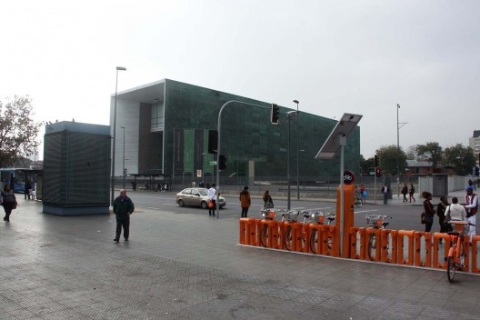 Museo de la Memória y los Derechos Humanos, vista da praça em rampa que leva a entrada do museu, Santiago, Chile. Arquitetos Mario Figueroa, Lucas Fehr e Carlos Dias/ Estúdio América