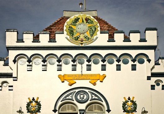 Vista de alguns elementos presentes na fachada da edificação principal