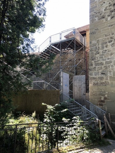 Escada efêmera para acesso à Tour Porte de Bourguillon