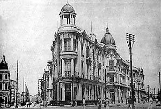 O Recife Novo visto da Praça Rio Branco. O edifício eclético original é o segundo à direita