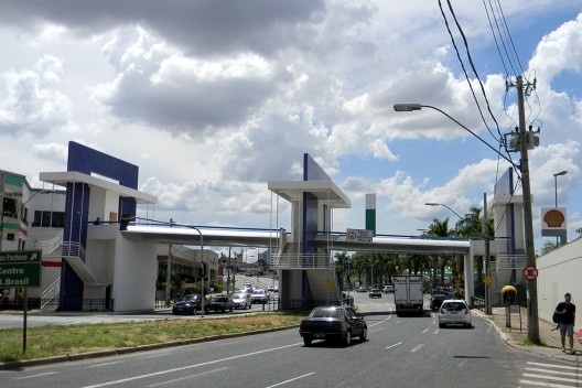Passarela vista no sentido bairro-centro