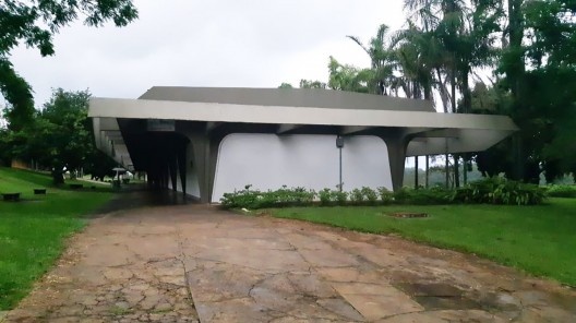 Central de Salas de Aula, Campus Lageado, Botucatu SP, 1986–1995. Arquiteto Eugênio Monteferrante