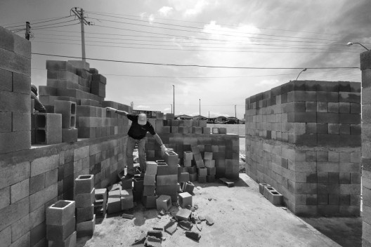 Sede de uma Fábrica de Blocos, Avaré SP Brasil, 2015. Arquitetos André Nunes, Anna Juni, Enk te Winkel e Gustavo Delonero (autores) / Vão Arquitetura