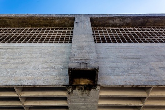 Igreja da Vila Madalena, expressão da estrutura em concreto aparente e condutor de águas pluviais, São Paulo SP, 1957. Arquiteto Joaquim Guedes