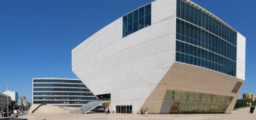 Casa da Música, Porto, Portugal, 2005. Arquitetos Rem Koolhaas e Ellen van Loon