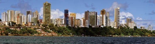 Silhueta do Corredor da Vitória, Avenida Sete de Setembro, Salvador BA. A verticalização do Transcon nas torres mais altas e a ocupação anterior à lei