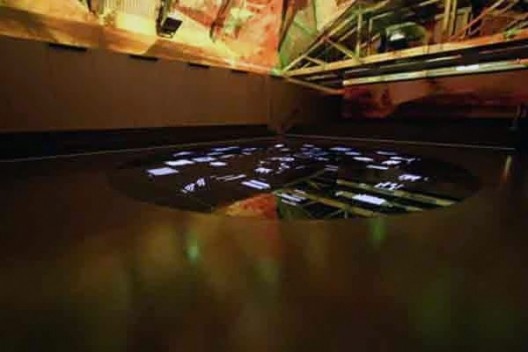 Praça da Língua, com projeções no teto e nas paredes e backlights no piso, Museu da Língua Portuguesa, São Paulo