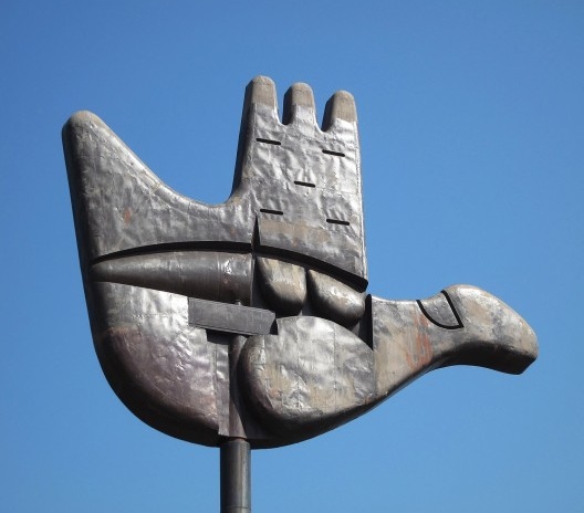 Monumento “Mão Aberta” em Chandigarh, de Le Corbusier