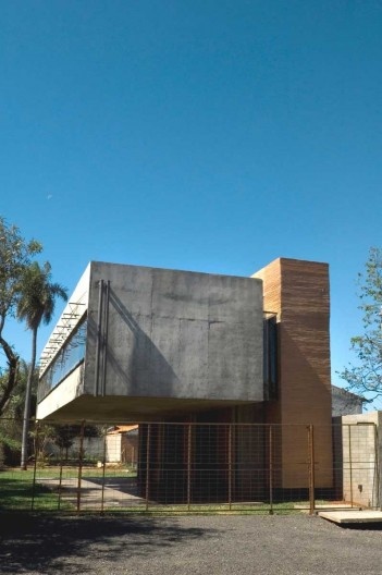 Casa en el aire. Imagen frontal diurna. Sergio Fanego, Larissa Rojas, Miguel Duarte. Luque, Paraguay. 2008-2010.
