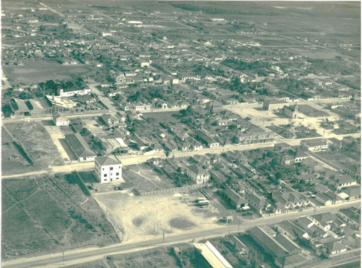 Suzano em meados da década de 1950, com o Paço Municipal no centro e a Praça João Pessoa