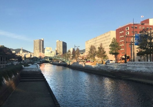 Um dos vários canais da cidade de Nagasaki, Japão