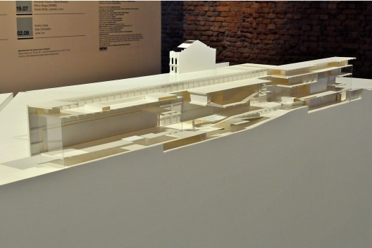 Detalhe da maquete conceitual em corte de projetos do MMBB Arquitetos. Exposição Território de Contato, Sesc Pompeia, 2012