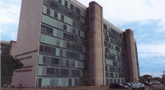 Venezianas verticais (brises), elemento de controle na fachada oeste dos Ministérios em Brasília - DF