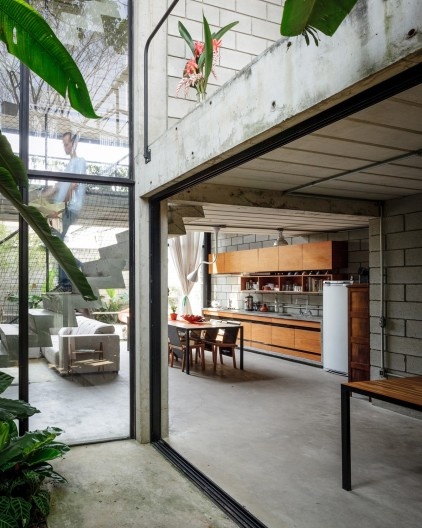 Casa Maracanã, São Paulo, aberturas do nível inferior para o jardim. Terra e Tuma arquitetos associados.