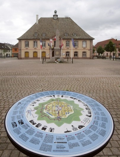 Neuf-Brisach, planta da cidade em frente ao prédio da Prefeitura