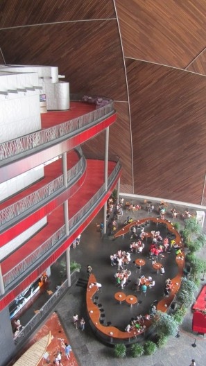 Padrão de bambu no parapeito, padrão de madeira no forro, pedras, vermelho imperial