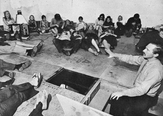 Stan VanDerBeek orienta o público no interior do Movie Drome, 1963