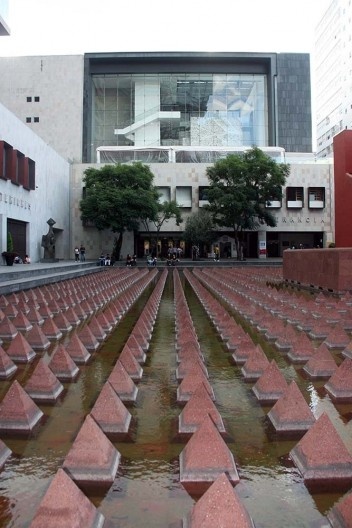 Museo Mamoria y Tolerancia, vista da fonte/escultura \"País de Volcanes\" e o museu ao fundo, Cidade do México. Arquitetos Arditti + RDT