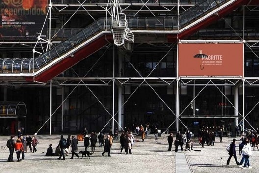 O arquiteto Jean-Paul Poirot, bisneto de um famoso detetive belga, entra correndo no edifício projetado pelos arquitetos Renzo Piano e Richard Rogers.