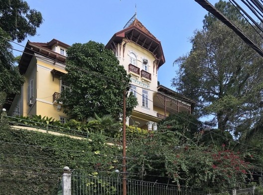 Um dos vários chalés avarandados ao montante da rua, refletindo a influência europeia. Trecho da rua Almirante Alexandrino entre o Largo do França e a rua Júlio Otoni