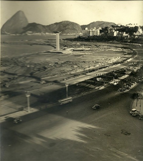 Fotos do Monumento aos Pracinhas no período da sua construção e já após a sua inauguração onde se pode ver o grande contraste entre uma arquitetura de estilo eclético como o do Palácio Monroe e do próprio monumento já ilustrativo da linguagem moderna. Cer