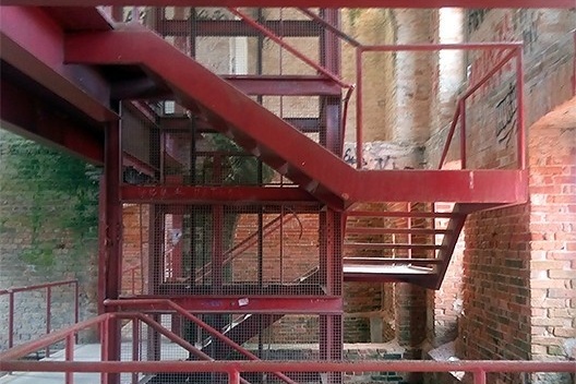 Maquete da Fábrica de Sal, Ribeirão Pires, 2001, foto atual do edifício degradado