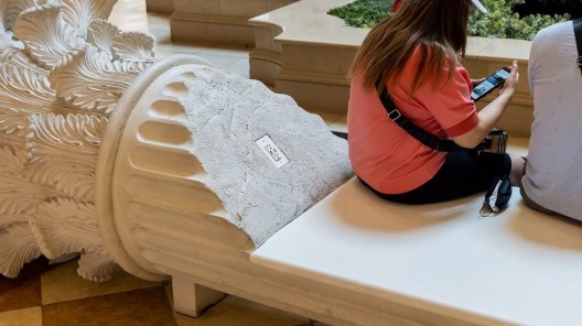 Carregadores de celular em bancos com colunas falsas, Caesar's Palace, Las Vegas, Estados Unidos