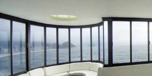 Pano de vidro no escritório do arquiteto Oscar Niemeyer, Copacabana, Rio de Janeiro / galeria do Palazzo degli Uffizi, Firenzi, arquiteto Giorgio Vasari