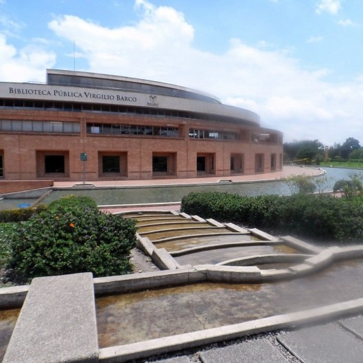 Acesso a uma das entradas da Biblioteca Virgilio Barco